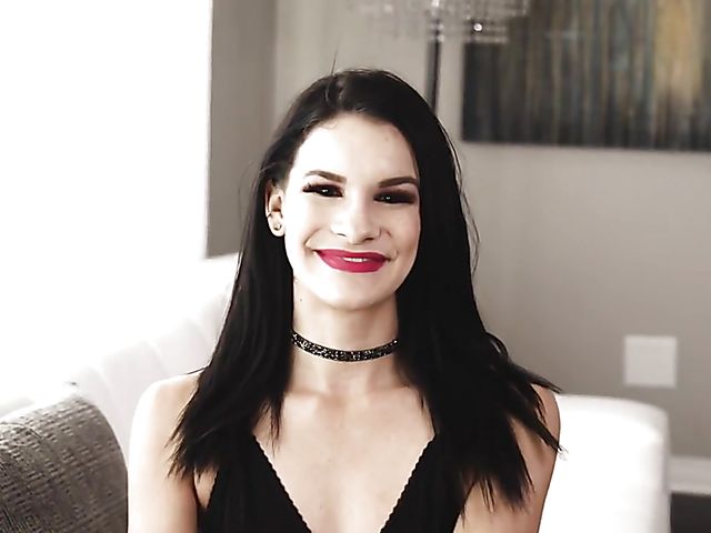 Teen deepthroat freak Edyn Sinn gagging