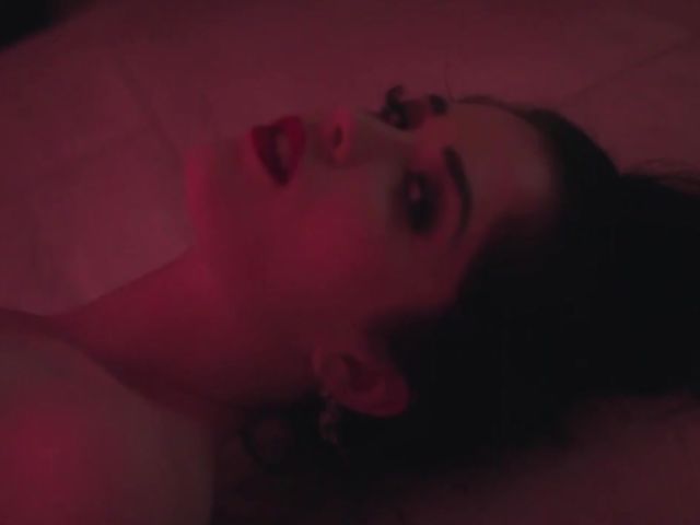 Glamour babe Evelyn Claire doing it in the car