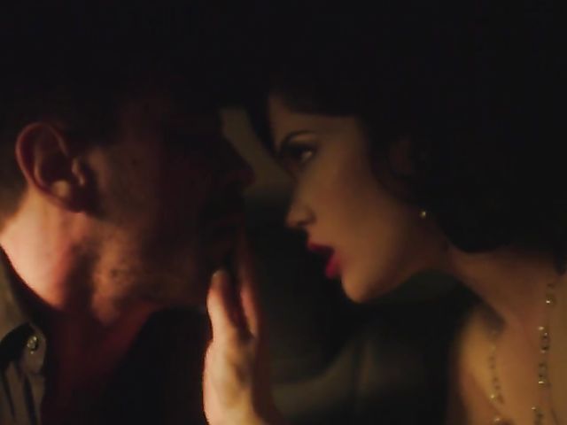 Glamour babe Evelyn Claire doing it in the car