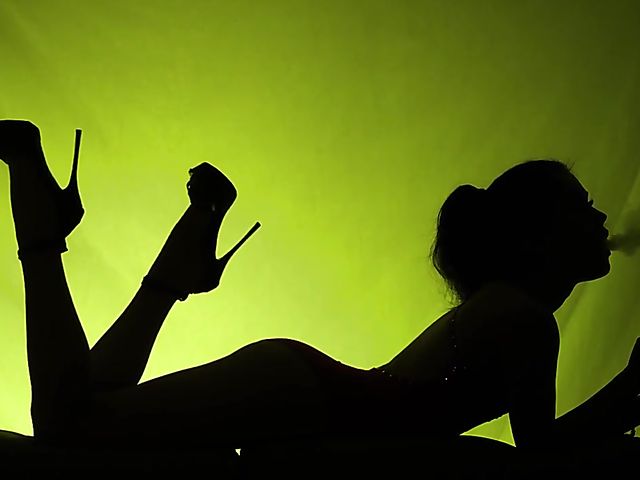 Glamour babe Evelyn Claire doing it in the car