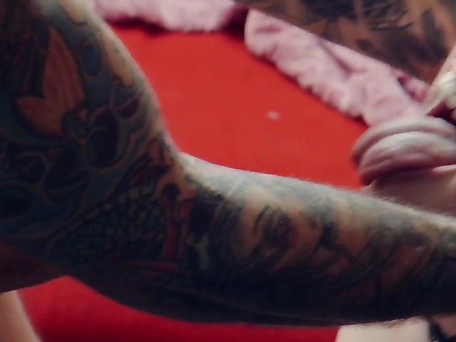 Juicy alt girl Riley Nixon gets rammed