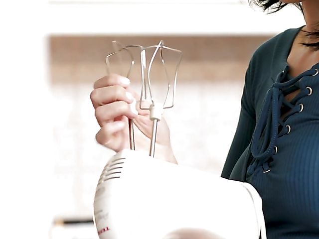 Lesbian foot love featuring Cindy Hope and Dolly Diore