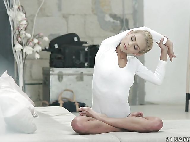 Gymnastic sex with petite Veronica Leal