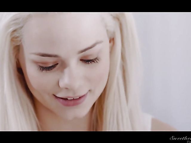 Lesbian MILF India Summer in bed with blondes