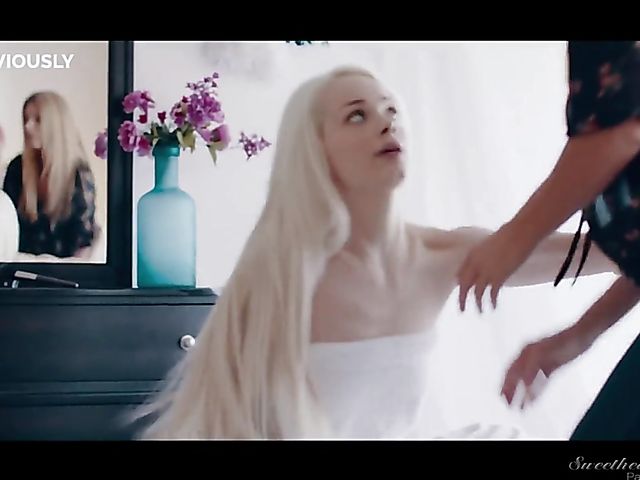 Lesbian MILF India Summer in bed with blondes