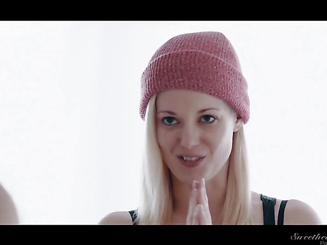 Lesbian MILF India Summer in bed with blondes