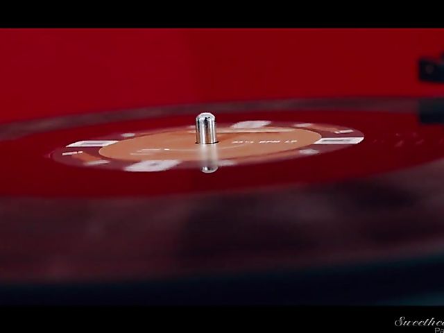 Lesbian MILF India Summer in bed with blondes