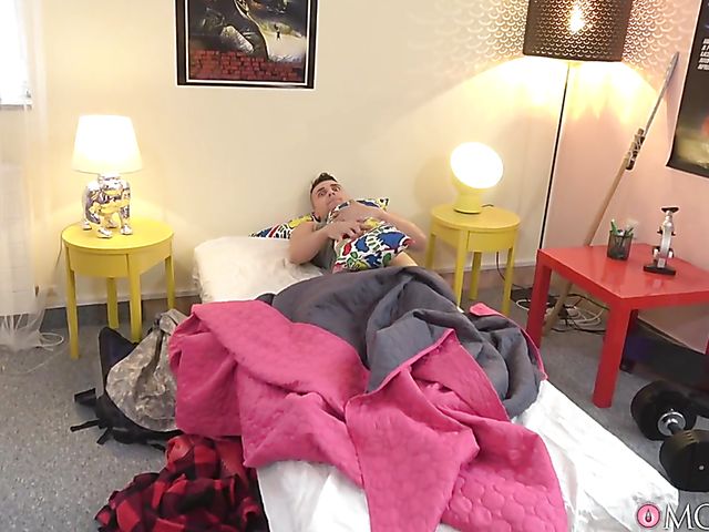 Wake up blowjob from petite Thai Suzie Q