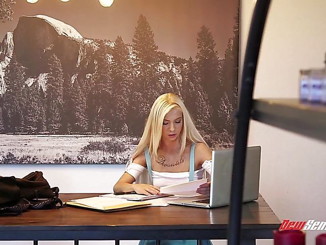 Petite blonde Kenzie Reeves gets a fuck of her dreams