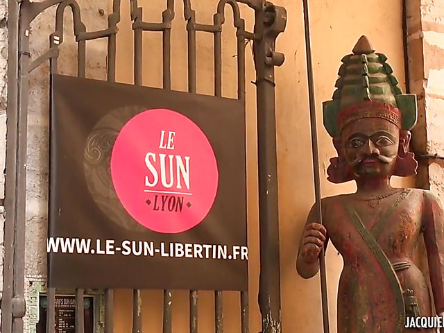 French threesome with well stacked MILF Clélie