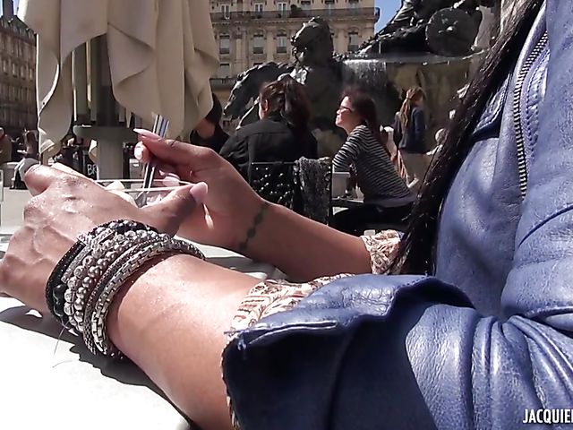 French threesome with well stacked MILF Clélie