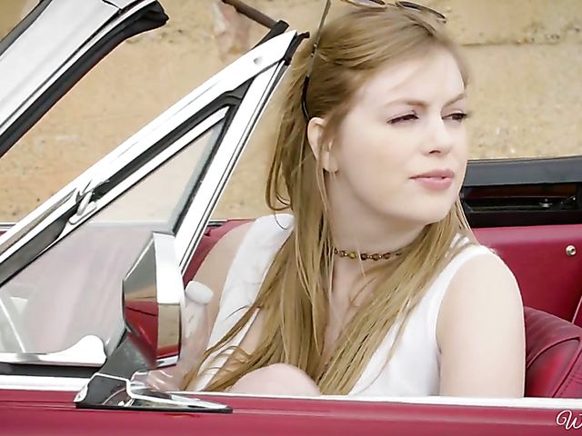 Petite lesbian Scarlett Sage eats Dolly Leigh's outdoor