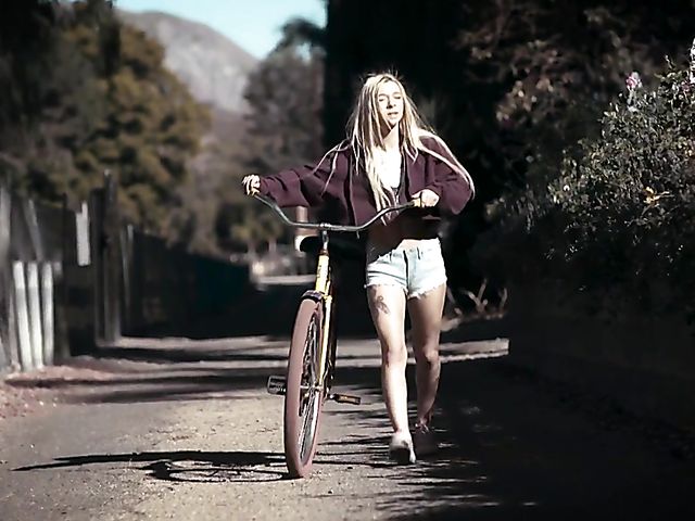 Slim MILF India Summer rides a dick and eats teen's pussy