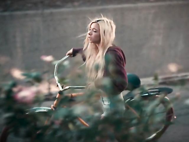 Slim MILF India Summer rides a dick and eats teen's pussy