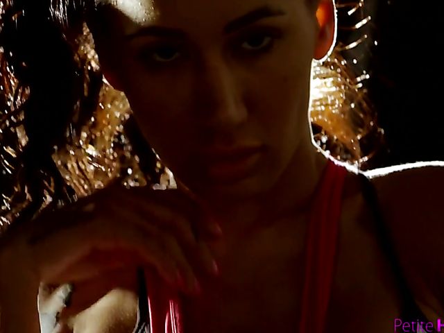 Fit babe with big melons gets nailed in the gym