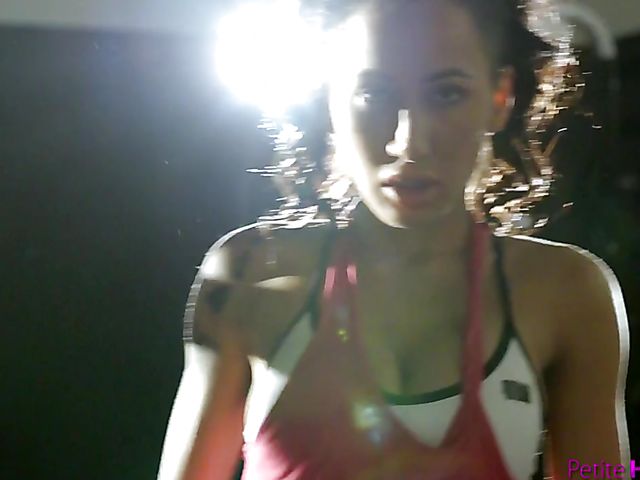 Fit babe with big melons gets nailed in the gym