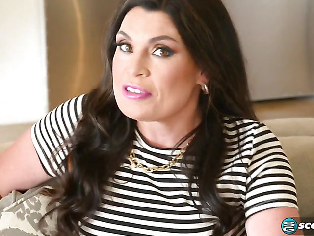 Mature brunette Tabby Tender gets some cock