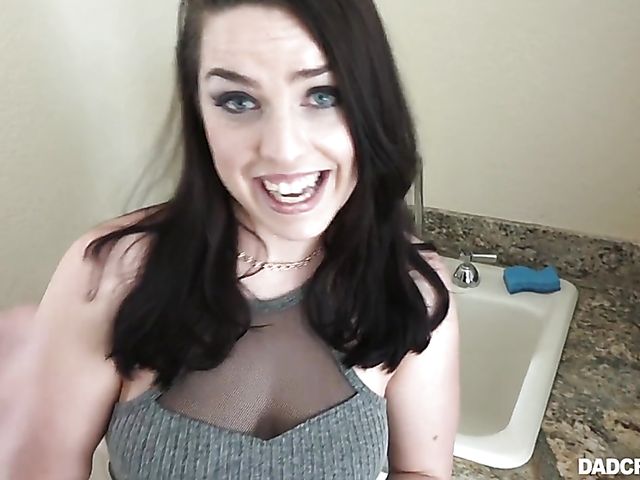 Raven Reign gives a foot job to her stepdad and gets screwed