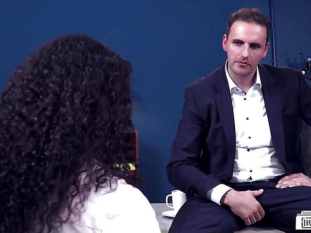 Tattooed Mara Martinez gets her pierced pussy plugged