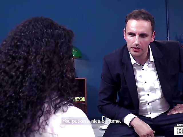 Tattooed Mara Martinez gets her pierced pussy plugged