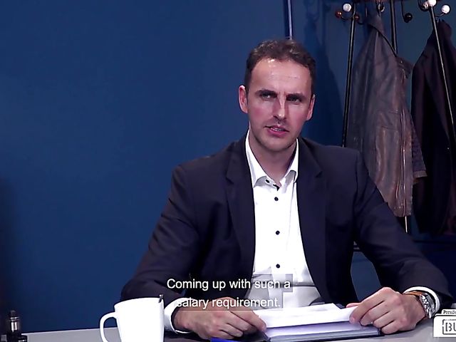 Tattooed Mara Martinez gets her pierced pussy plugged