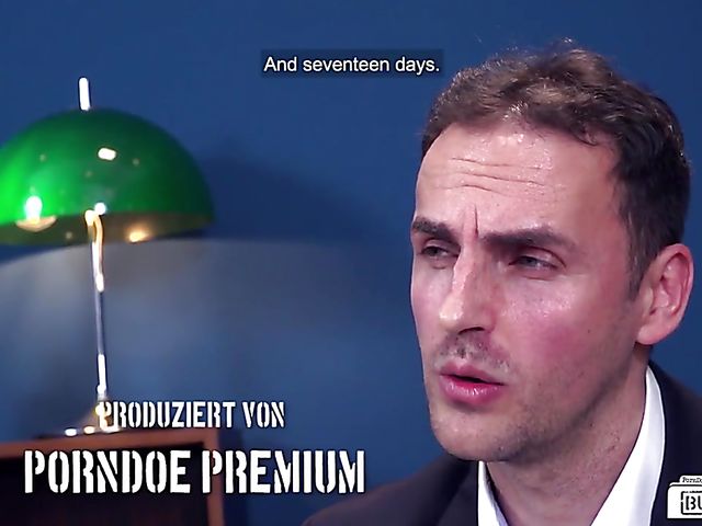 Tattooed Mara Martinez gets her pierced pussy plugged