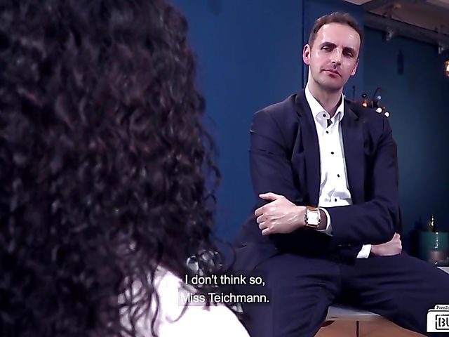 Tattooed Mara Martinez gets her pierced pussy plugged