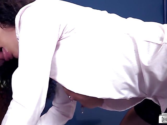 Tattooed Mara Martinez gets her pierced pussy plugged