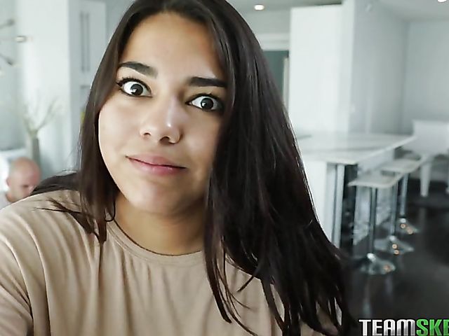 Mi Ha Doan stops cleaning the kitchen to have fun with a fat cock