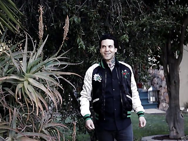 Tattooed pin up girl Sammie Six does anal