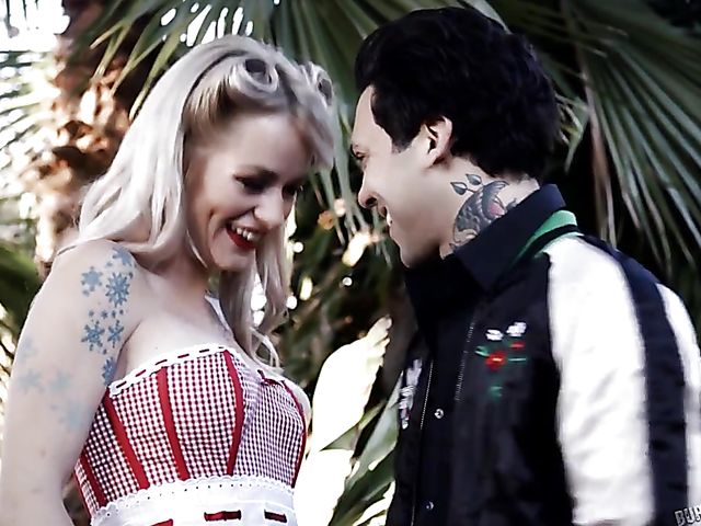 Tattooed pin up girl Sammie Six does anal