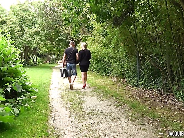 Beautiful MILF Georgie is 33 and loves to fuck