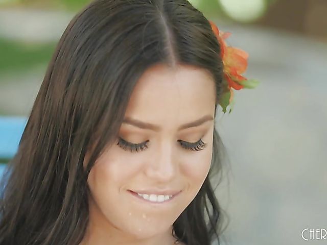 Alina Lopez - Water masturbation in the garden