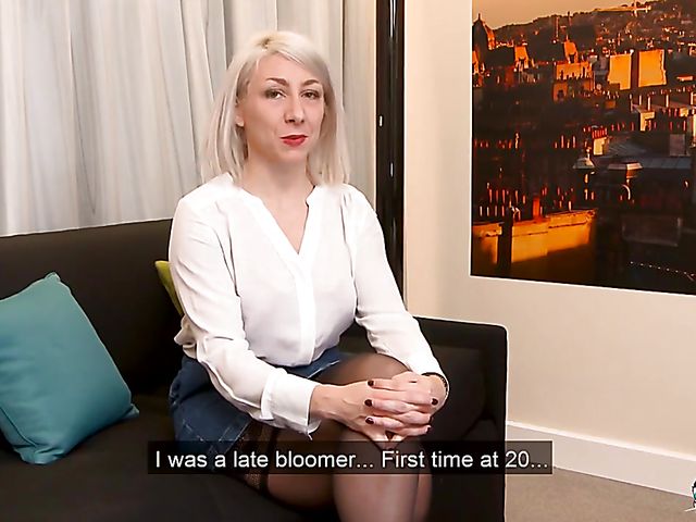 Just divorced mature blonde Julie gets double fucked