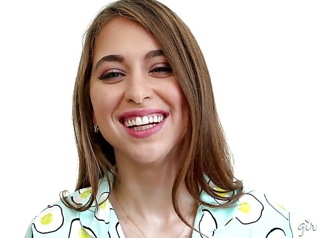 Lesbian pee Riley Reid has fun with Carter Cruise