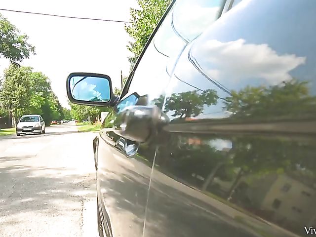 Lesbians with big naturals Kira Queen and Alice Wayne do it outdoor