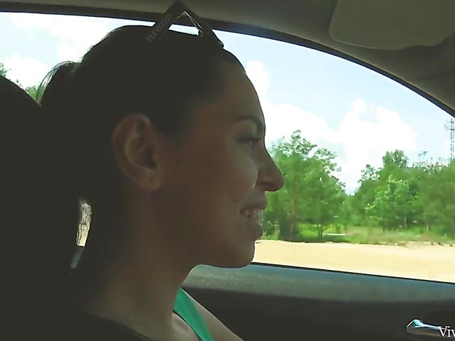 Lesbians with big naturals Kira Queen and Alice Wayne do it outdoor