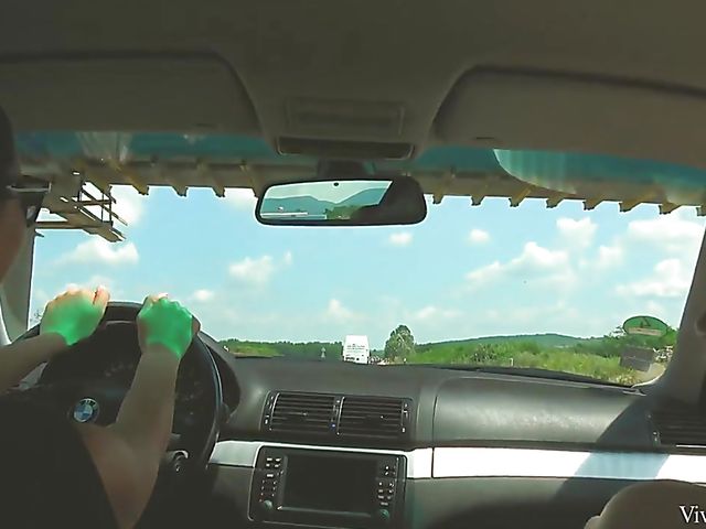 Lesbians with big naturals Kira Queen and Alice Wayne do it outdoor