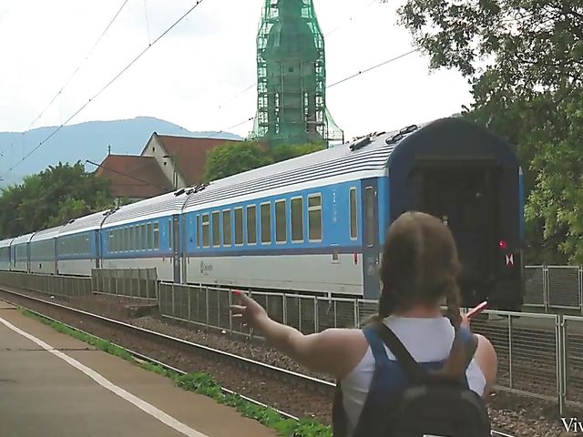 Lesbians with big naturals Kira Queen and Alice Wayne do it outdoor