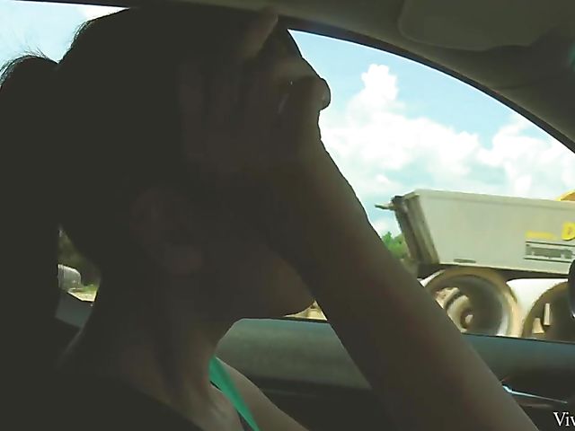 Lesbians with big naturals Kira Queen and Alice Wayne do it outdoor