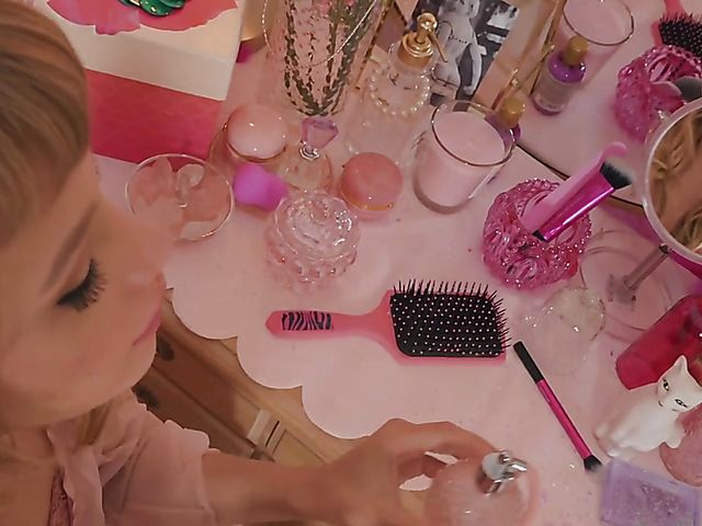 Pin up lesbians Ivy Wolfe and Sovereign Syre