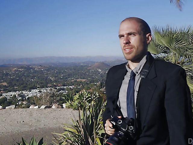 Vienna Rose - Interracial outdoor fucking in Hollywood