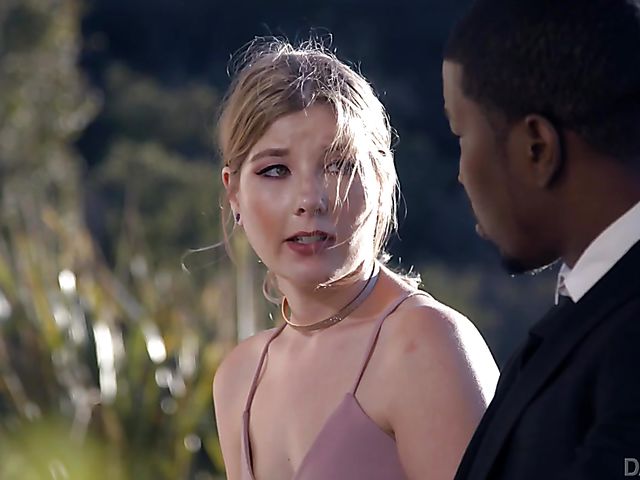 Vienna Rose - Interracial outdoor fucking in Hollywood