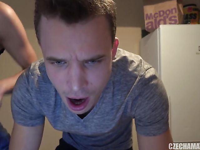 Czech amateur teen gets nailed in the bath