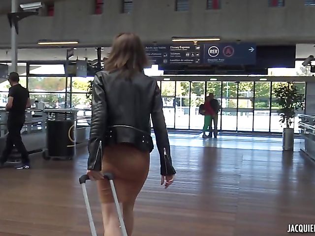 French babe Pauline is crazy about anal