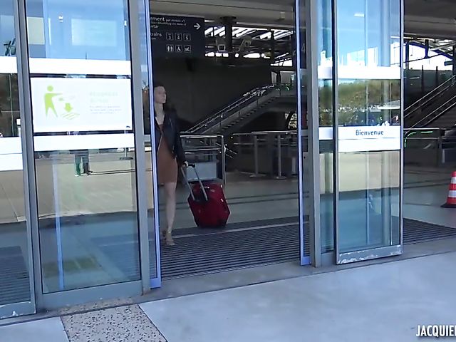 French babe Pauline is crazy about anal