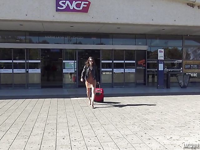 French babe Pauline is crazy about anal