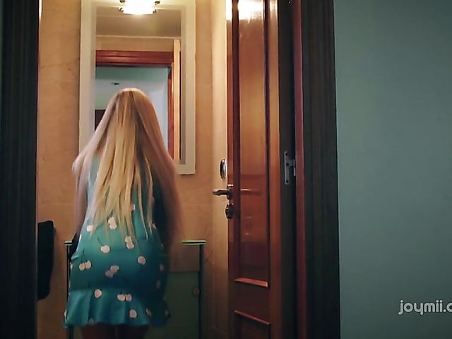Sex in the afternoon with hot blonde Lara 