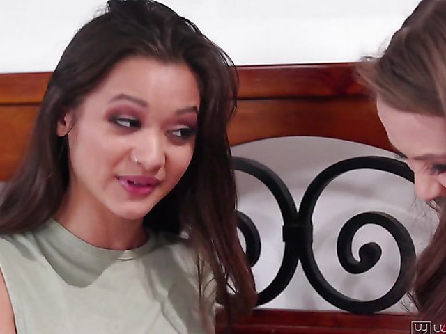 Lesbian young chicks Samantha Hayes and Alex De La Flor are ready to play