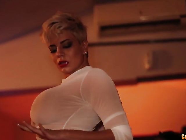 Amaranta Hank and Andreina Dlux's public lesbian show with toys